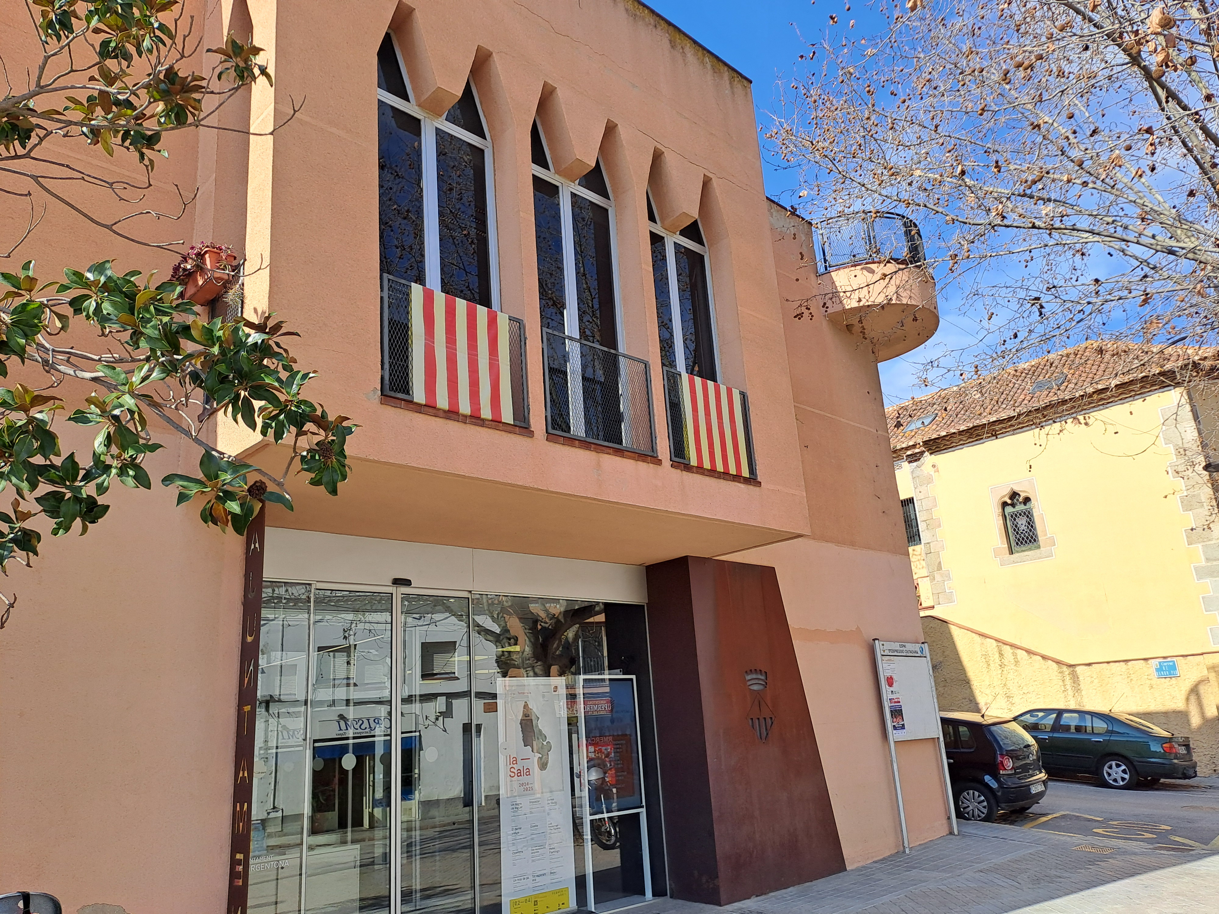 ajuntament argentona senyeres