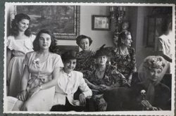 Las-mujeres-de-la-familia-de-j_54106465851_342_226